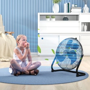 Schwarzer HOMCOM Tischventilator mit Mädchen auf blauem Teppich. Der Ventilator hat 3 Geschwindigkeitsstufen.