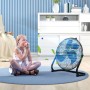 Schwarzer HOMCOM Tischventilator mit Mädchen auf blauem Teppich. Der Ventilator hat 3 Geschwindigkeitsstufen.