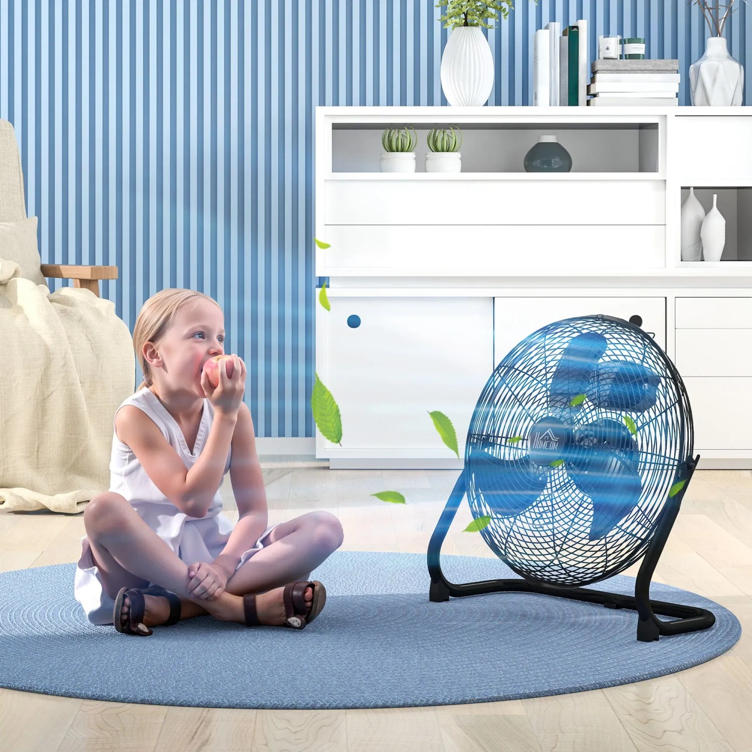 Schwarzer HOMCOM Tischventilator mit Mädchen auf blauem Teppich. Der Ventilator hat 3 Geschwindigkeitsstufen.