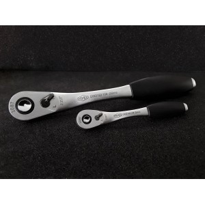 Famex Steckschlüsselsatz: Zwei Knarren mit 108 Zähnen und schwarzem Griff.