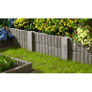 Beet-/Zaunplatte Weidengeflecht in Dunkelbraun, Teil einer Garteneinfassung.