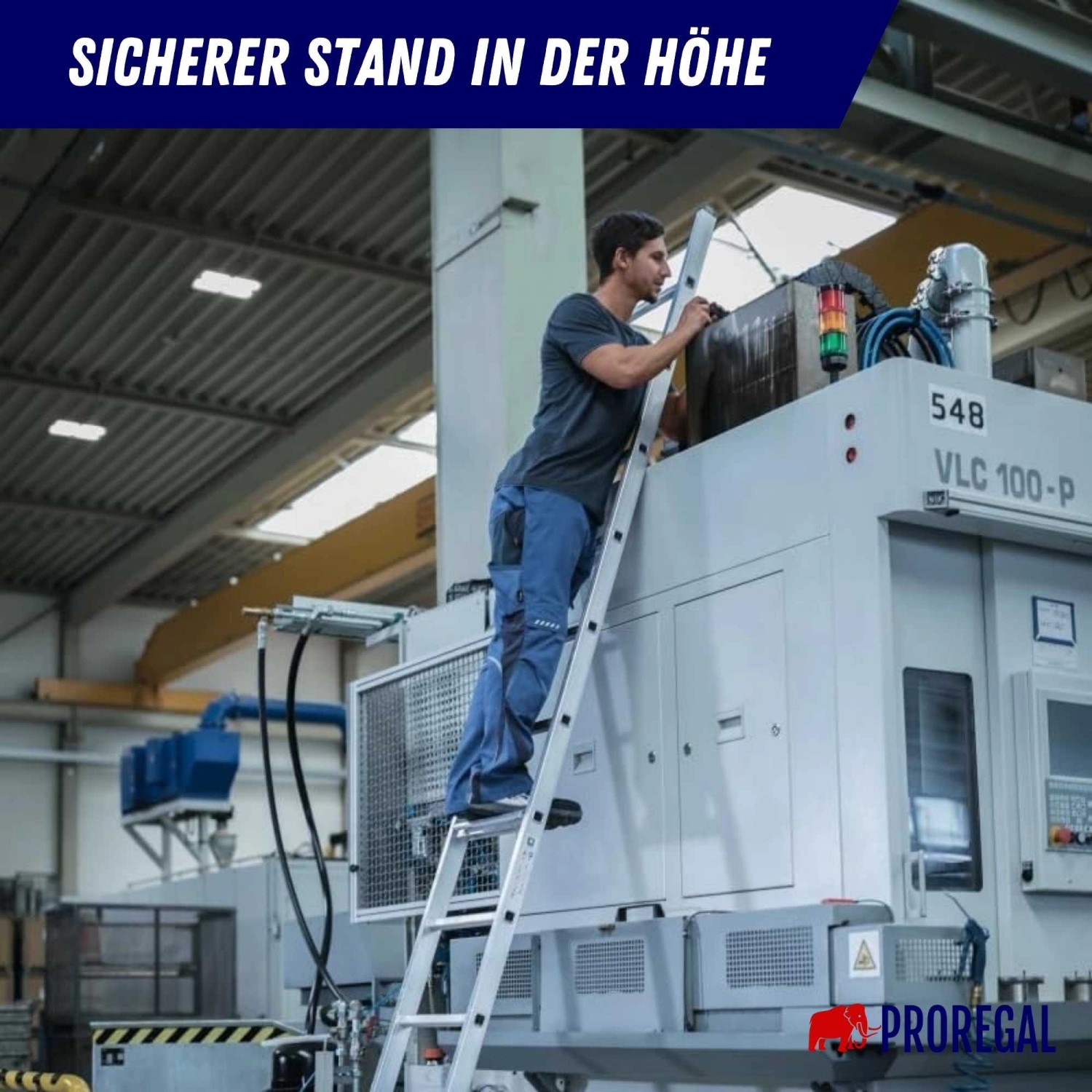 PROREGAL Stufen-Anlegeleiter mit 16 Stufen im Einsatz. Aluminium Leiter für sicheren Stand.