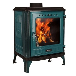 Türkis emaillierter 365 Kaminofen Ferrox 55 (7 kW) mit brennendem Holz im Feuerraum.