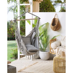 Grauer Beliani Hängesessel (152x122x152) mit Kissen und Quasten im Boho-Stil.