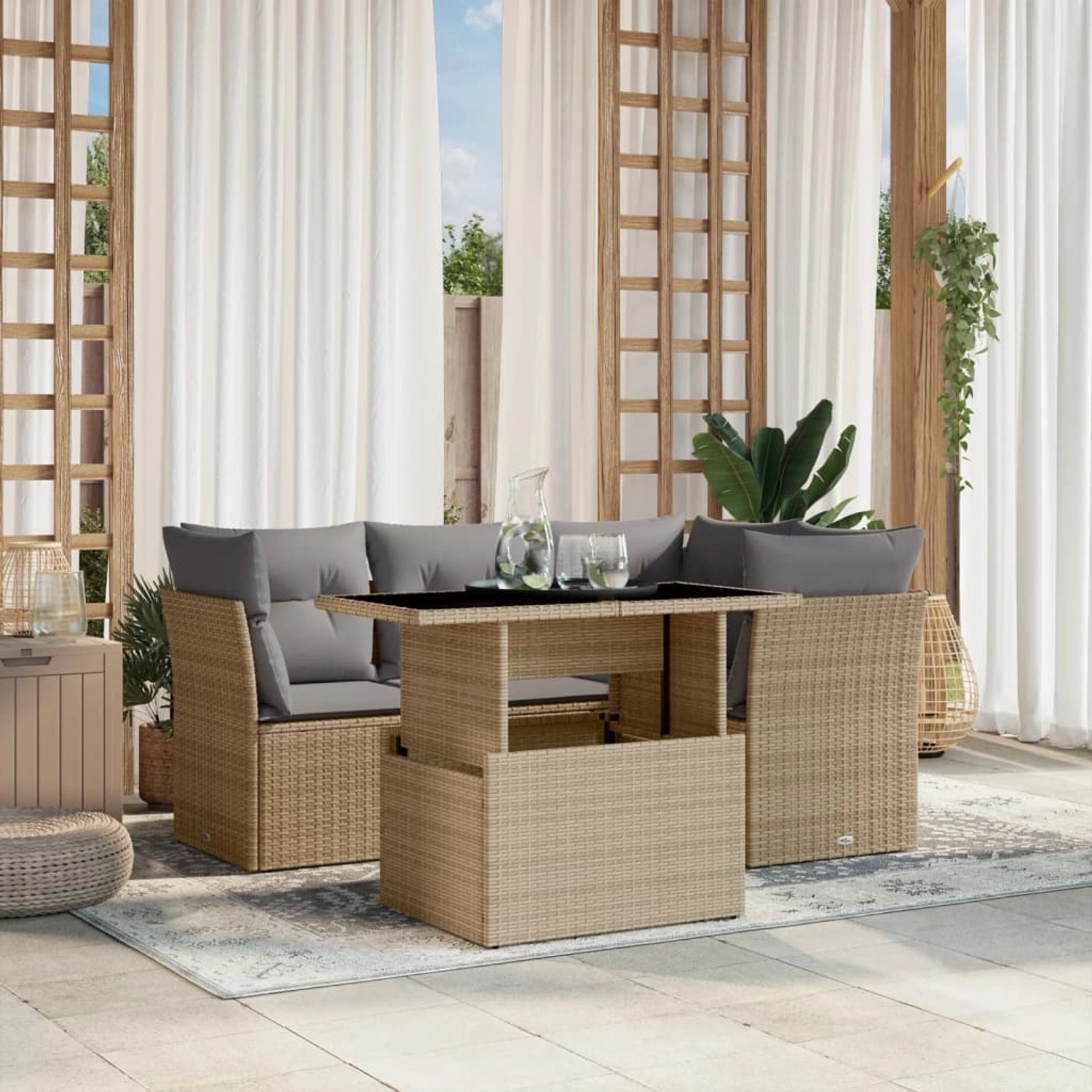 Beige 5-tlg. vidaXL Garten-Sofagarnitur aus Rattan mit hellgrauen Kissen und Tisch mit Glasplatte.