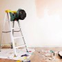 Bosch Akku-Ventilator UniversalFan 18V-1000 auf Leiter, ideal für Heimwerkerarbeiten.