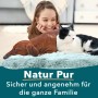 Mädchen mit Dackel und Katze auf flauschigem, hellblauem KARAT Schaffell Audrey "Duck Egg".