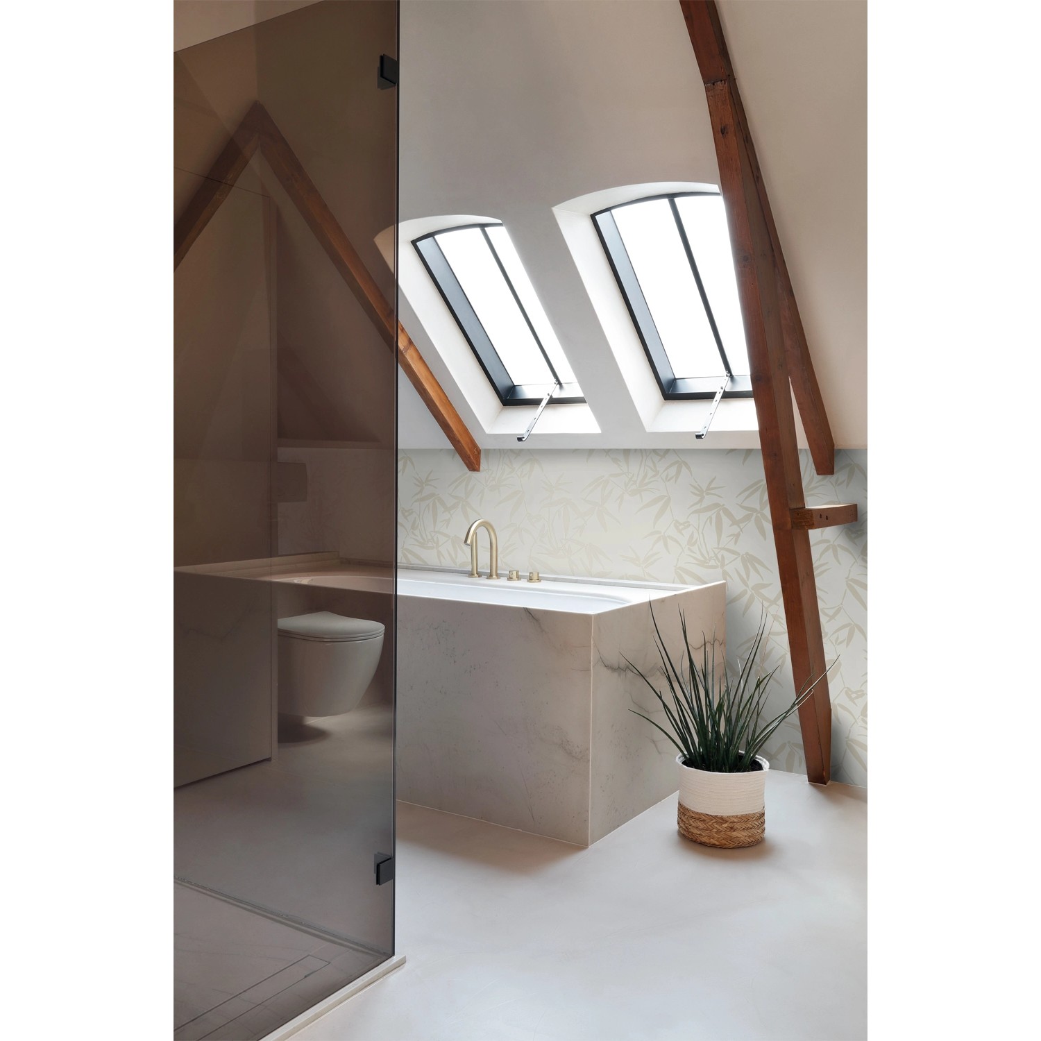 Beige Bambusblätter-Tapete von Origin Wallcoverings im Badezimmer mit Dachfenstern.