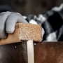 Hand schleift Holz mit Bosch Expert Schleifblatt C470 K240. Schleifmittel für effektives Schleifen.