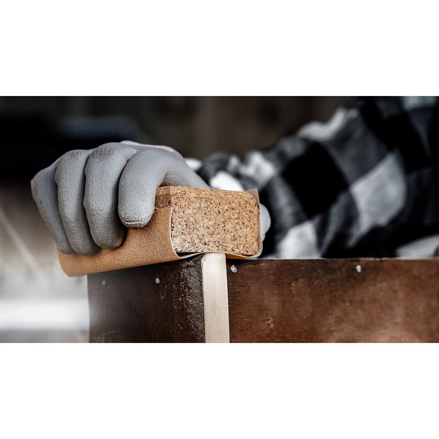 Hand schleift Holz mit Bosch Expert Schleifblatt C470 K240. Schleifmittel für effektives Schleifen.