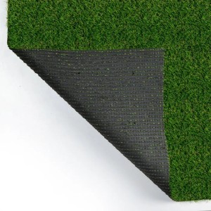 Detailansicht Kunstrasen Tosca 35mm, UV-beständig, zeigt grüne Oberfläche und schwarze Rückseite.