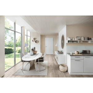 Heller Raum mit Kronoflooring Wand- und Deckenpaneel Dekor Birnbaum Weiß.