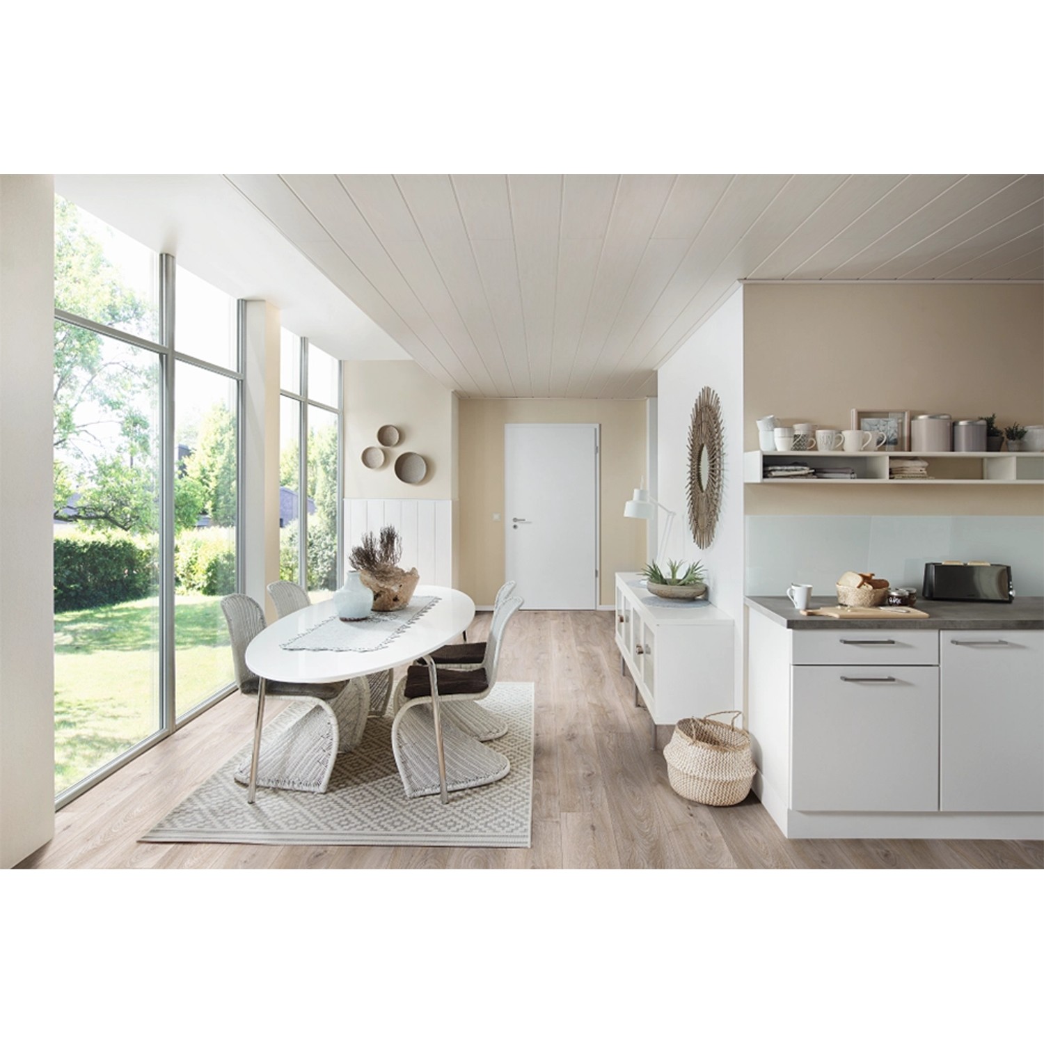 Heller Raum mit Kronoflooring Wand- und Deckenpaneel Dekor Birnbaum Weiß.