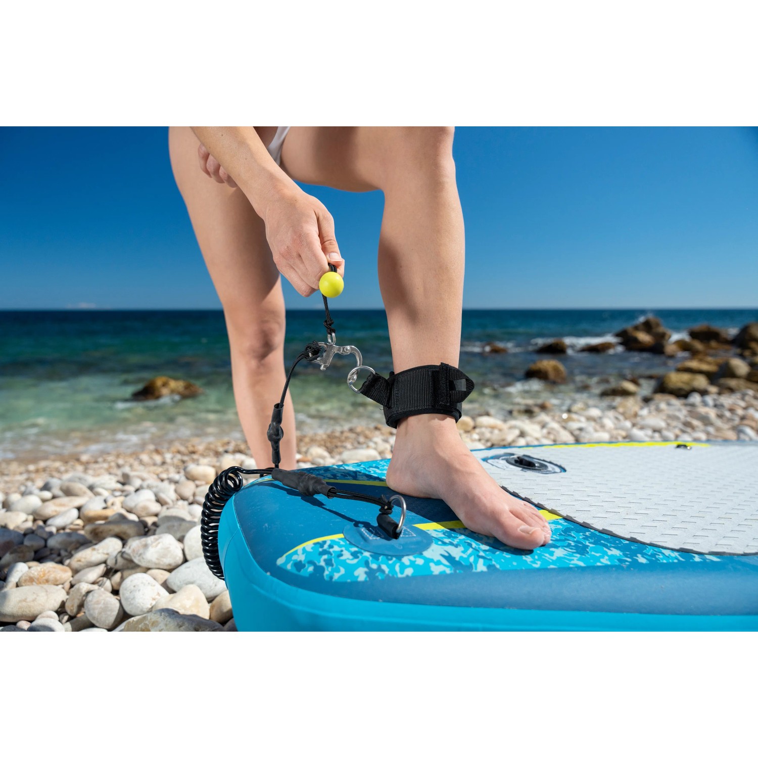 Person befestigt Leash am Bestway SUP Board Aqua Drifter. Stand Up Paddling Zubehör.