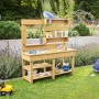 Home Deluxe Spielküche Mandu aus Holz mit Zubehör für Kinder im Garten.