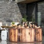 LAY-Z-SPA Helsinki AirJet Whirlpool mit Familie im Garten. Aufblasbarer Pool in Holzoptik.