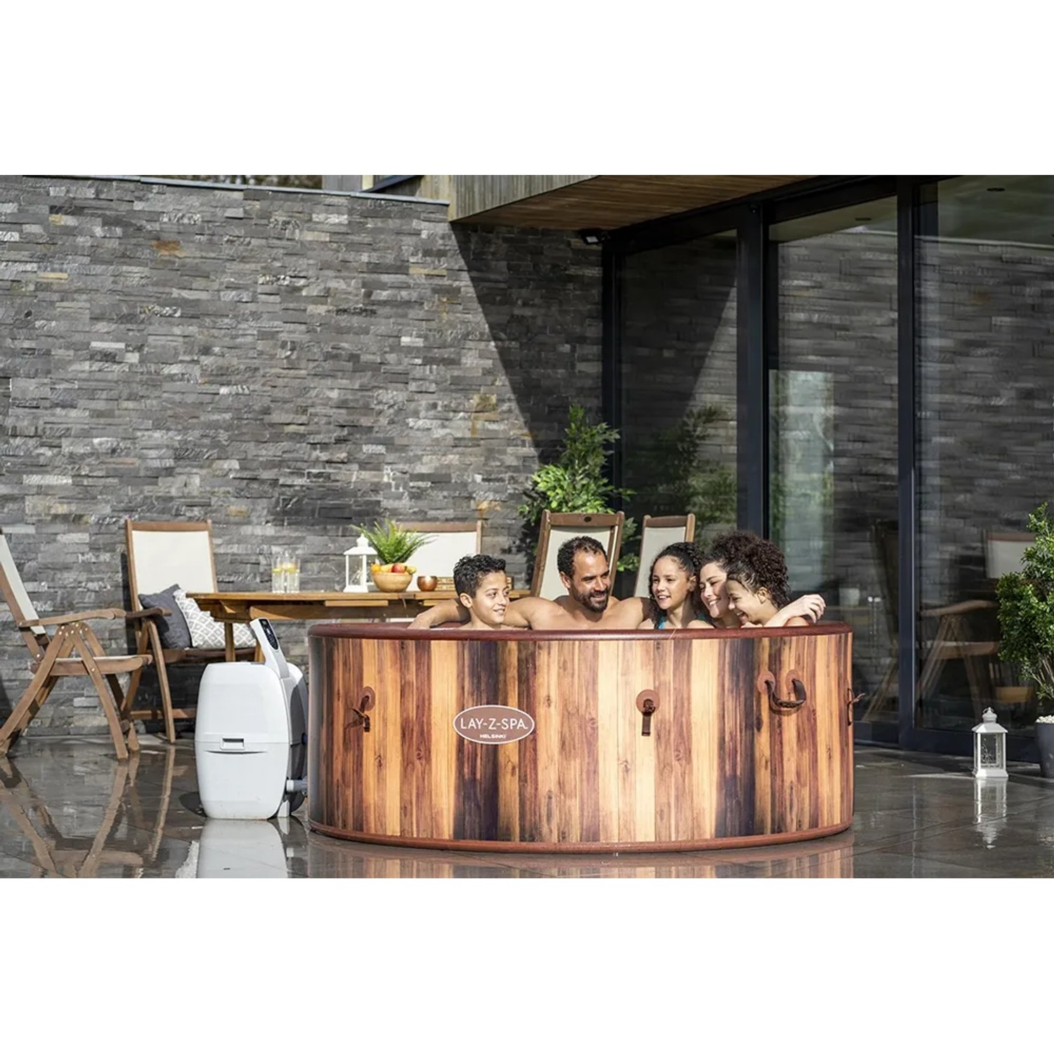 LAY-Z-SPA Helsinki AirJet Whirlpool mit Familie im Garten. Aufblasbarer Pool in Holzoptik.