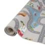 Grauer Snapstyle Kinder Straßenteppich 160x160cm, gerollt, mit Straßenmuster, Häusern und Bäumen.