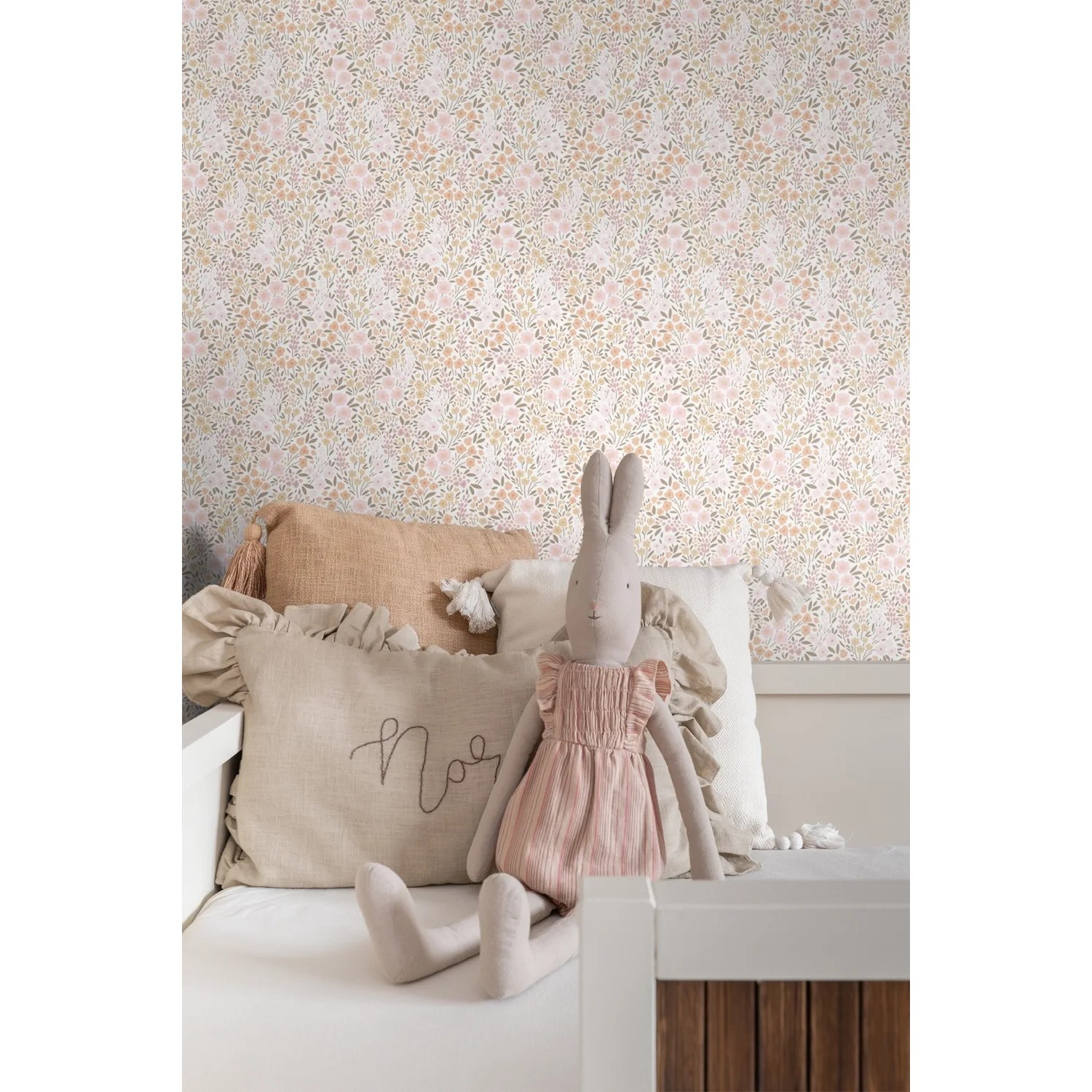 ESTAhome Vliestapete mit zartem Blumenmuster in Hellrosa und Beige, dekoriert in einem hellen Raum.