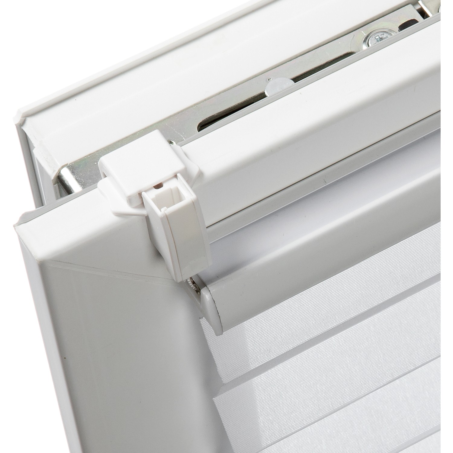 Detailaufnahme: Gardinia Plissee Concept mit Klemmträger, Dekor Zweig, weiße Ausführung.