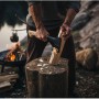 Mann spaltet Holz mit der Fiskars Universalaxt Norden N10 am Lagerfeuer.