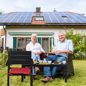 Schwarzer rechteckiger Gartentisch aus Stahl und Kunststoff in Holzoptik, witterungsbeständig, im Garten genutzt.