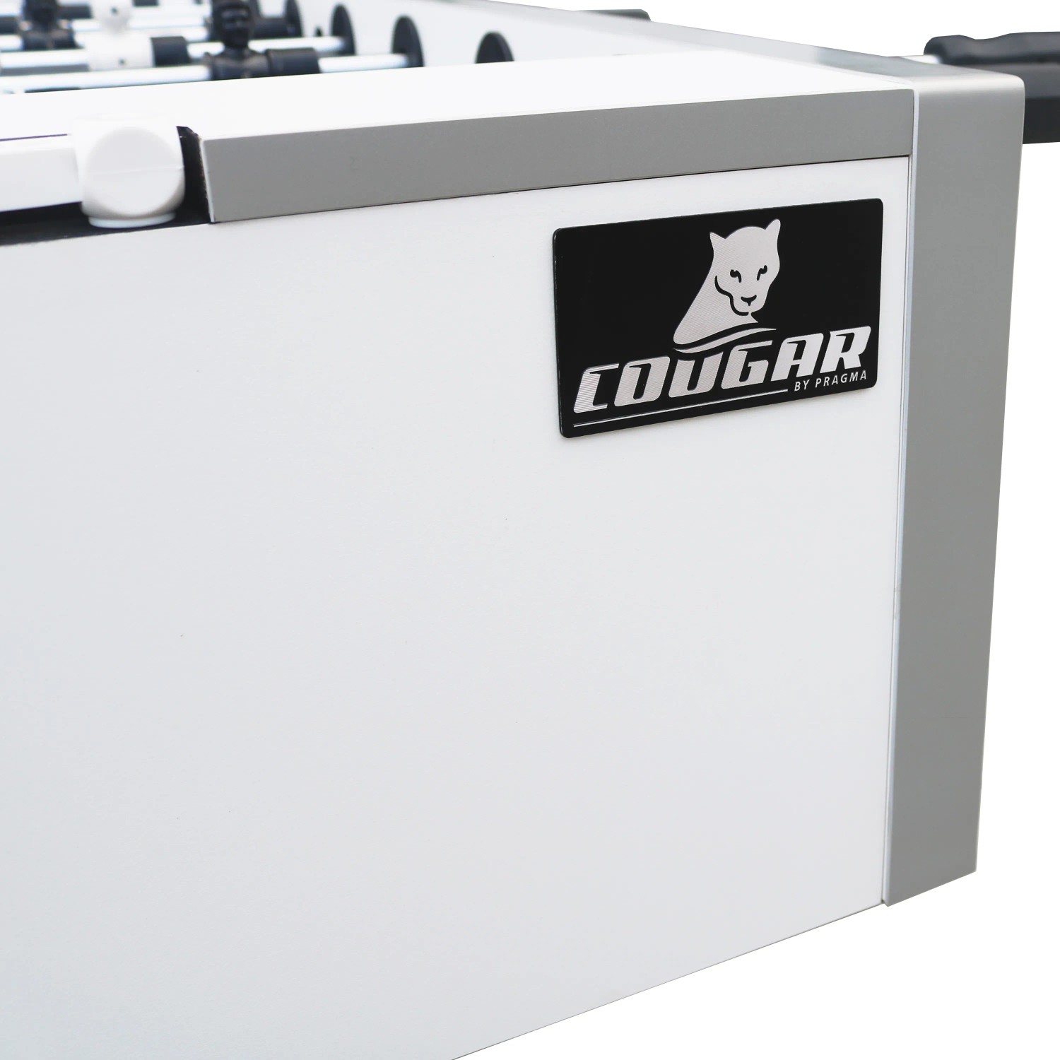 Detailansicht Cougar Worldcup Premium Pro Fußballtisch, weiße Seitenwand mit Logo.