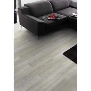 Verlegter, selbstklebender Vinylboden Gerflor Senso Rustic Urban Ceruse Blanc im Wohnraum.