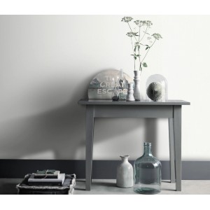 Weiße Guido Maria Kretschmer Vliestapete Fusion an Wand hinter Tisch mit Deko.