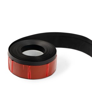 Schwarze, selbstklebende KARAT Sockelleiste Oslo (10m) auf Rolle, zuschneidbar.
