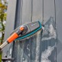 Gardena Cleansystem Stielbürste Soft in Anthrazit bei der Reinigung einer grauen Wand.