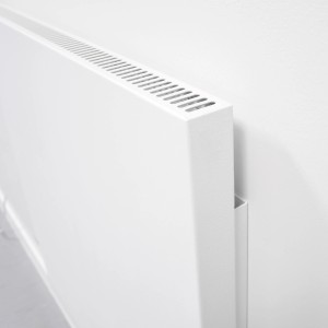 Weiße Vasner Konvi Hybridheizung (600 Watt) an der Wand, Detailansicht.