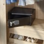 Schwarzer Yale Tresor Value Safe Laptop Code 24 l im Kleiderschrank, Tür geöffnet.