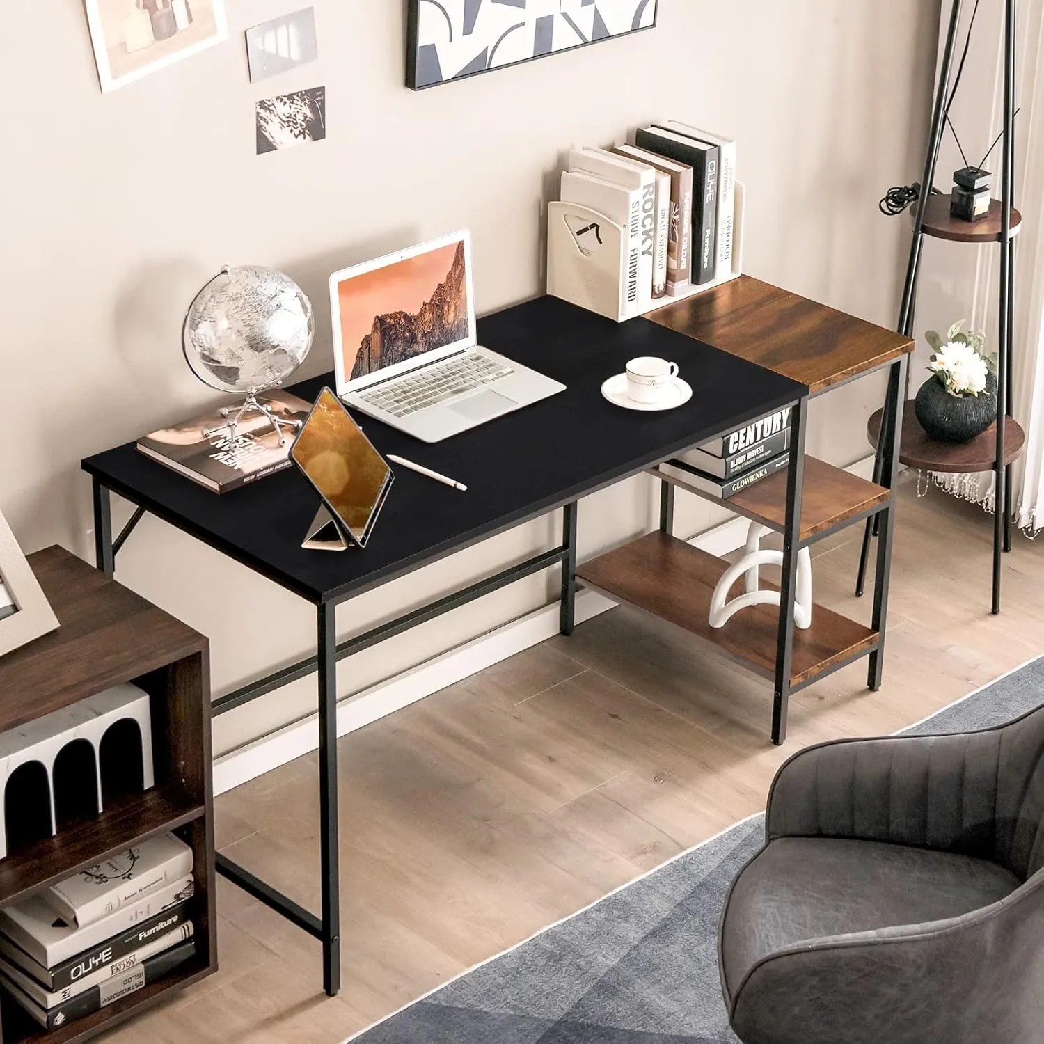 Costway Schreibtisch 140 cm mit Ablage, Computertisch in Schwarz/Braun mit Stahlrahmen.