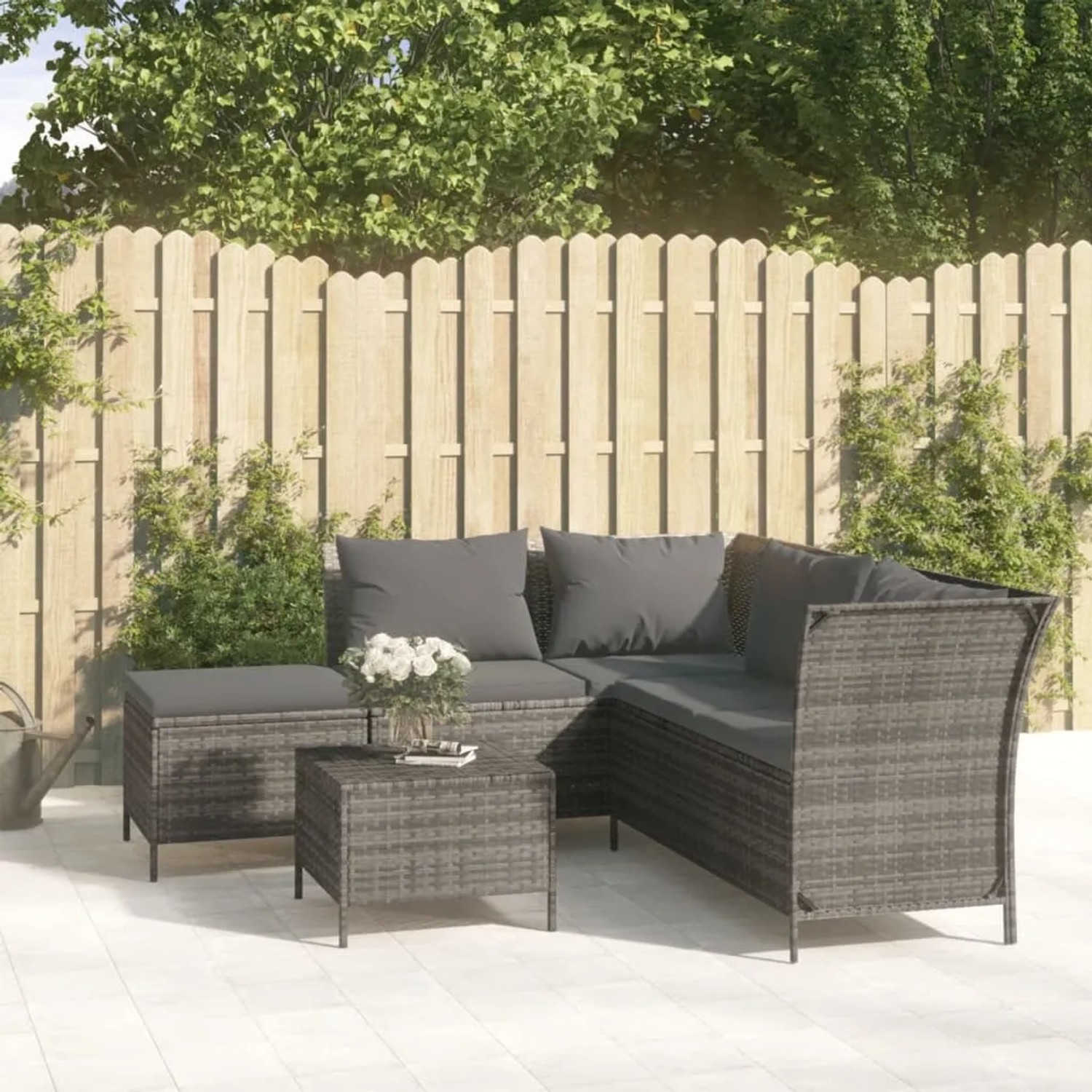 Graues 4-tlg. vidaXL Garten Lounge Set aus Rattan mit Kissen im Garten.