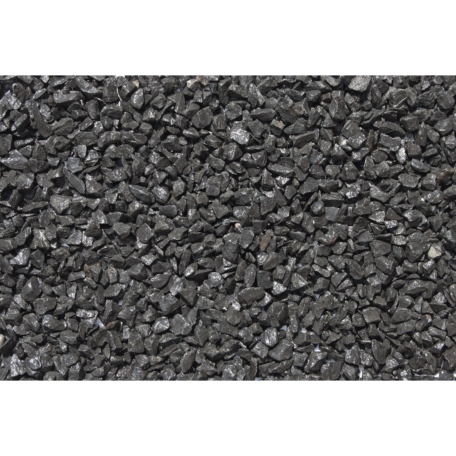 Nahaufnahme von schwarzem Basaltsplitt (8-12 mm) als Zierkies im 25 kg Sack.