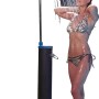 Frau unter Steinbach Solardusche Speed Shower (20 l). Outdoor Dusche mit Monsunkopf und Handtuchhalter.