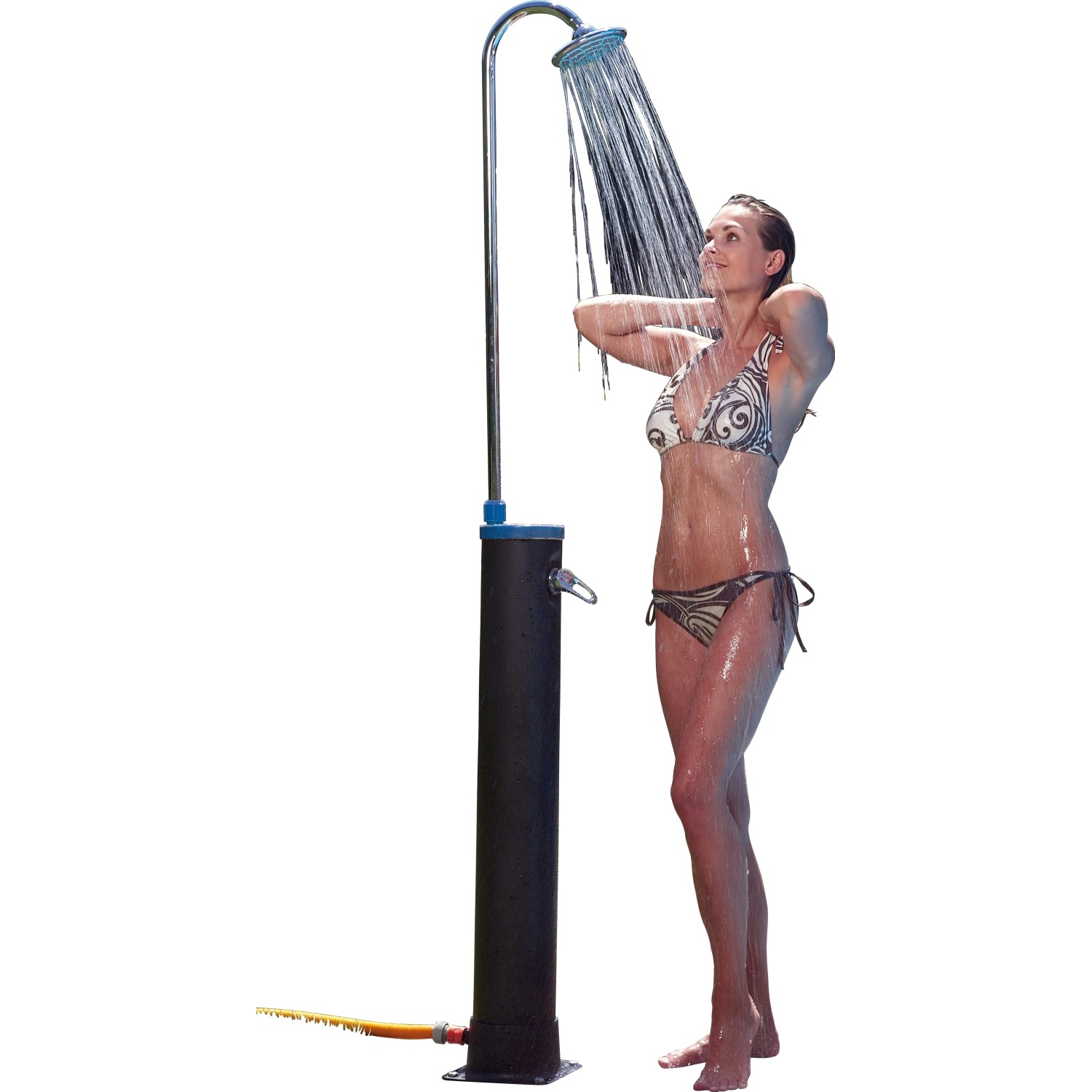 Frau unter Steinbach Solardusche Speed Shower (20 l). Outdoor Dusche mit Monsunkopf und Handtuchhalter.