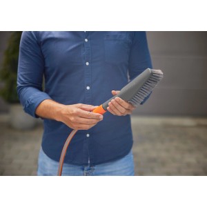Gardena Cleansystem Handbürste Soft S mit Schlauchanschluss in Anthrazit für die Gartenreinigung.