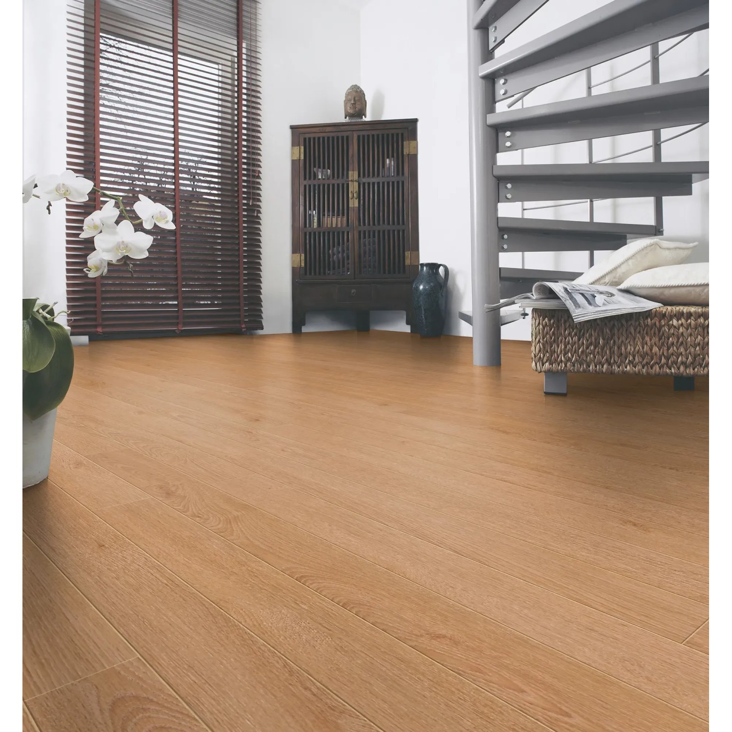 Verlegtes Kaindl Comfort Laminat 7mm Eiche Brione im Wohnraum mit Holzstruktur.