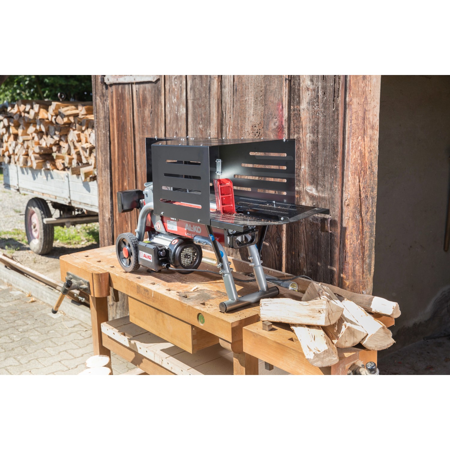 Al-Ko Elektroholzspalter LSH 370/4 auf Werkbank mit Holzstücken. Kompakter, liegender Holzspalter.