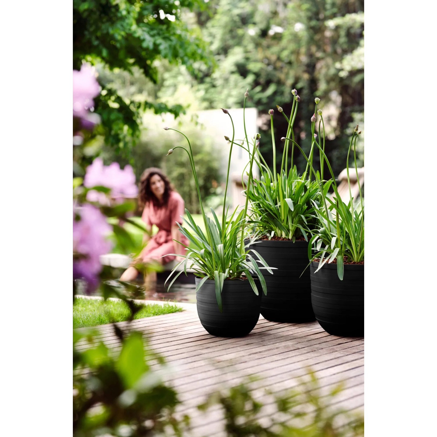 Elho Blumentopf Fuente Rings, Ø 30 cm, Onyx Schwarz, im Garten auf Holzterrasse.