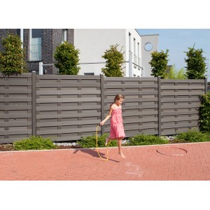 Anthrazitfarbener WPC Zaunpfosten mit Metallkern, Teil eines Zaunsystems, im Garten mit spielendem Kind.