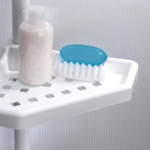 Detailaufnahme eines weißen MSV Eck-Duschregals mit Duschgel und Seife.