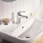 Grohe Swift Einhand-Wannenbatterie in Chrom auf einem weißen Waschbecken.