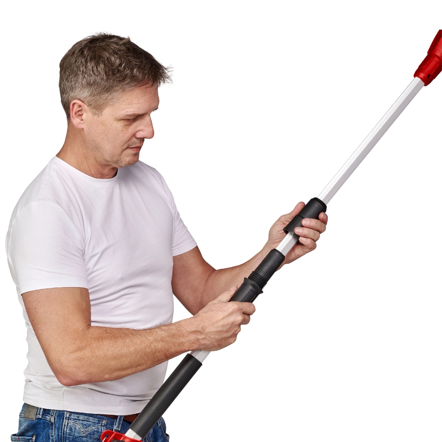 Mann montiert Einhell Akku-Hochentaster GC-LC 18/20 Li T-Solo. Astsäge mit Verlängerung.