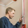 Installation eines weißen D-Line Kabelkanal-Sets (30x15mm) zur Kabelverlegung im Innenbereich.