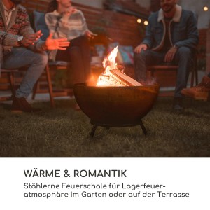 Blumfeldt Fireball Rust Feuerschale (Ø 60cm) mit Feuer und Personen im Garten.