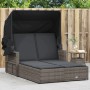 Graue Doppel-Sonnenliege aus Rattan mit Dach und Auflagen für den Garten.