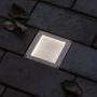 Quadratischer Paulmann LED Bodeneinbaustrahler Brick 10x10 cm im Pflasterstein auf dunklem Untergrund.